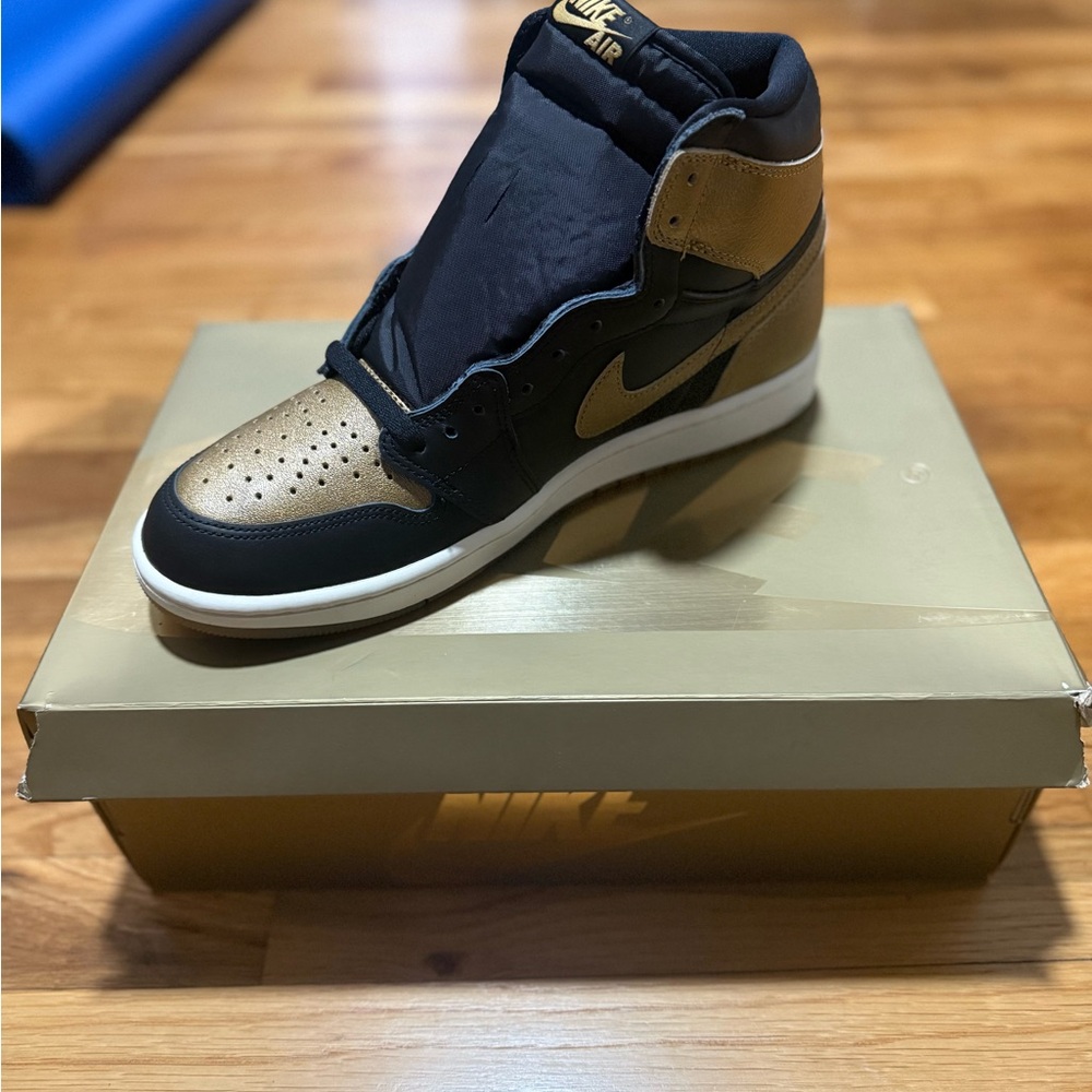 Nike Jordan Retro 1 Men's Black and Gold Sneakers - Picture 3 of 5